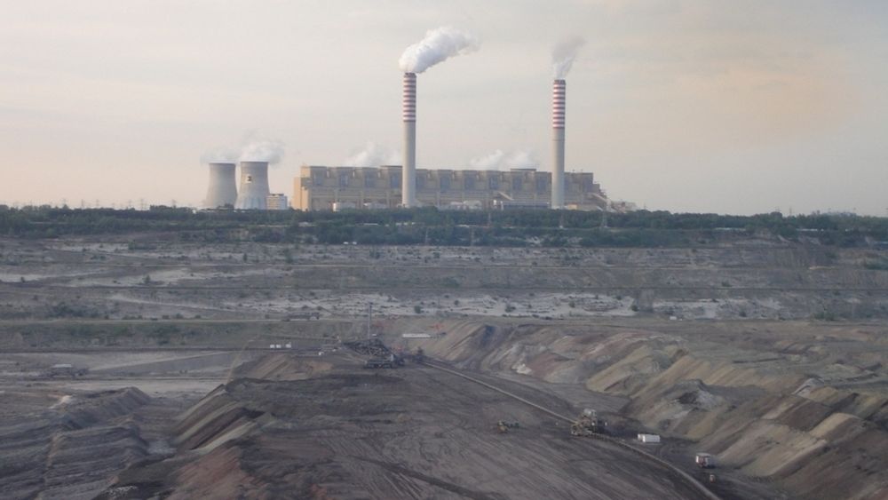 BRUNKULL: Det polske brunkullkraftverket Belchatow slipper ut rundt 30 millioner tonn CO2 hvert år. Norges totale utslipp er på noe over 50 millioner tonn. Bellona vil nå hjelpe polakkene med å bli renere, og samtidig sikre dem mot høye CO2-kostnader og dermed dyrere energi. CO2-rensing er svaret, mener de.