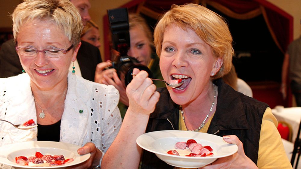 Senterpartileder Åslaug Haga ( til høyre) og Liv Signe Navarsete nyter jordbær med fløte under pressekonferansen i Oslo torsdag, der partiet oppsummerte vårsesjonen og viktige saker fremover.