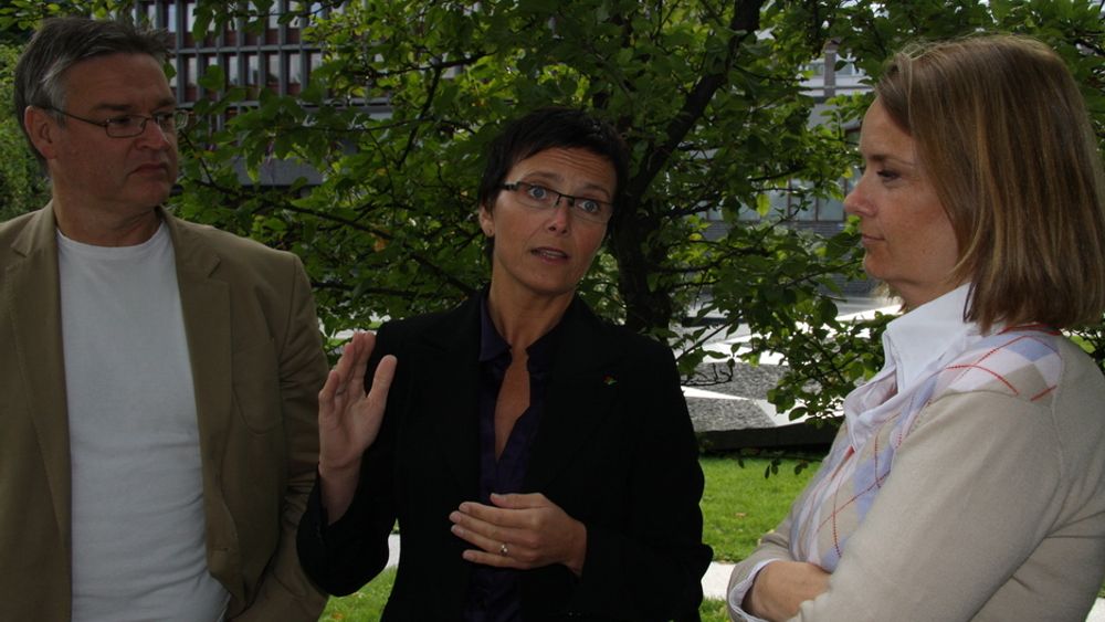 Juryleder Stein Arne Nistad, seniorrådgiver Gazette AS, og jurymedlem Benedicte Waaler (t.h.), prosjektleder for Grønn IT i IKT Norge,  i Rosingjuryen for Grønn IT. Fornyingsminister Heidi Grande Røys tok initiativet.