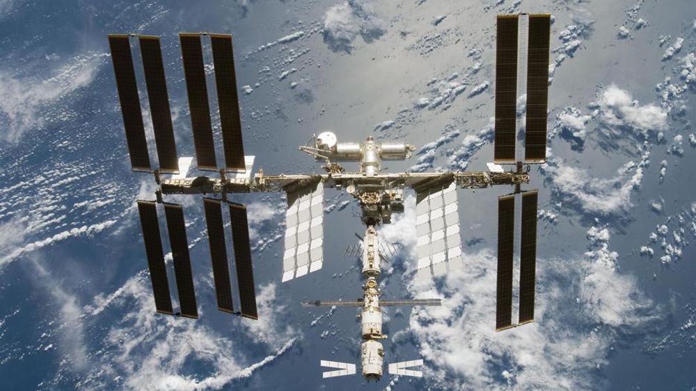 Den internasjonale romstasjonen ISS feirer tiårsjubileum torsdag. Den sirkulerer rundt jorden med en hastighet på nærmere 28 000 km\t.