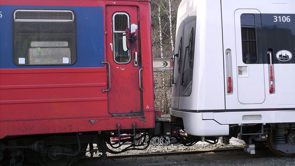 GAMMELT OG NYTT: Utfasingen av de gamle T-banevognene (for ordens skyld: til venstre) fortsetter i Oslo.