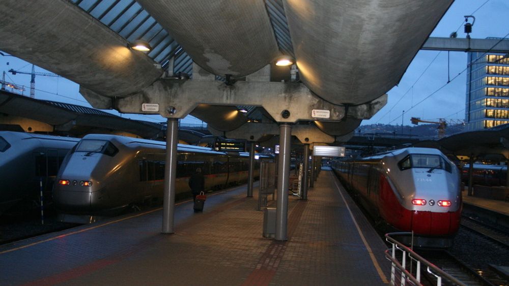 Stillestående tog på Oslo S etter at jordingsfeil stoppet signalanleggene og 70.000 reisende onsdag 16. januar 2008.