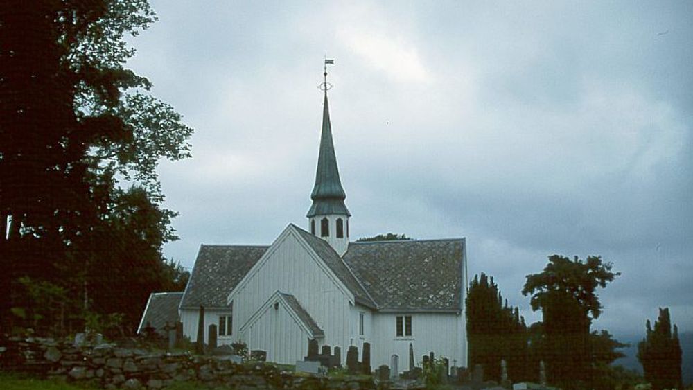 STØTTE: Regjeringen vil gi ekstra støtte til å renovere slitne kirker. Bildet viser Halsa krike i Møre og Romsdal.