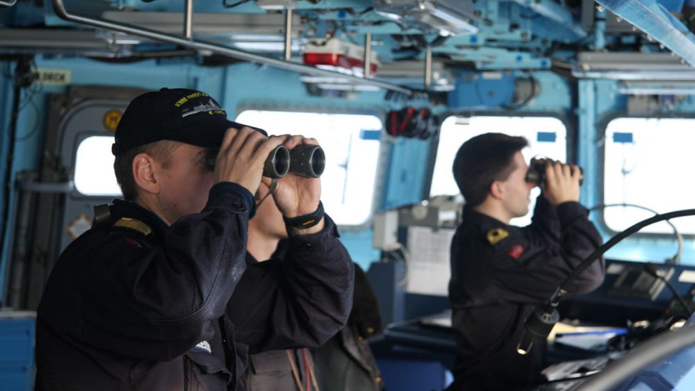 KIKKERT: Fregattene har avanserte navigasjonssystemer, men kikkertene blir fortsatt flittig brukt av kapteinløytnant Stig Sigdestad og resten av mannskapet.