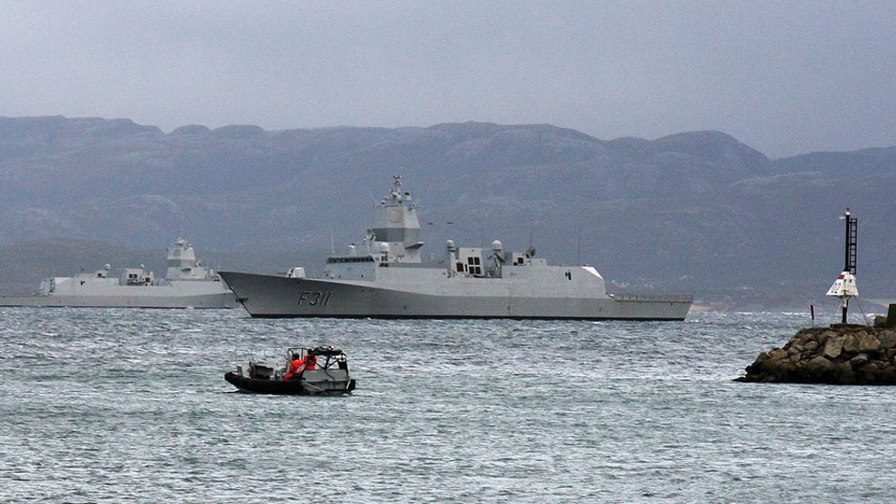 BEKYMRET: Mindre seiling enn planlagt har gitt mindre tid til testing av de nye fregattene, hevder Riksrevisjonen. Her er KNM Roald Amundsen og KNM Fridtjof Nansen utenfor Brekstad.