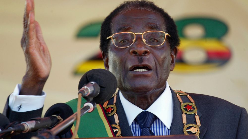 President Robert Mugabe undertrykker sitt folk med hard hånd, og det er gjerne våpen i den hånden (Foto: Scanpix/Reuters).