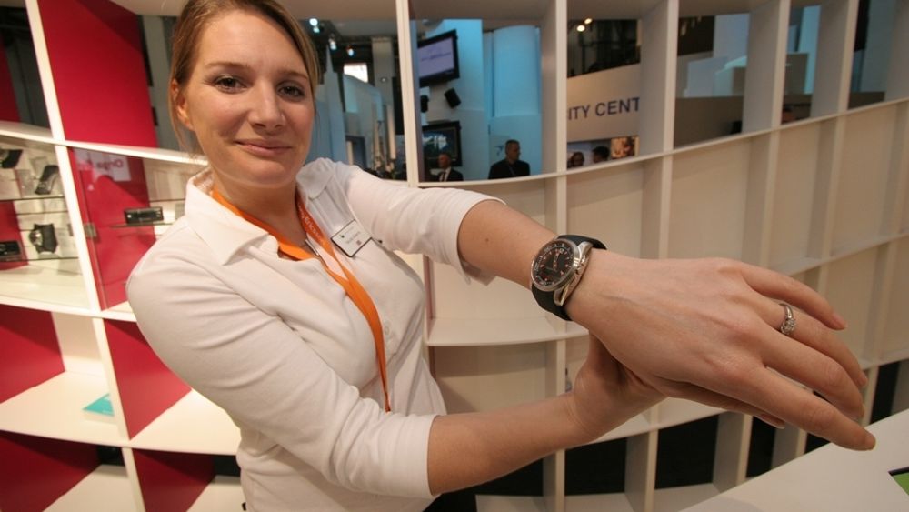 BLÅTANN - PÅ ARMEN: Sony Ericsson har tro på at klokker skal ha inne bygd Bluetooth-funksjon som kan kommunisere med mobilen. Klokkene er fine, men veier mye mer enn normale ur.