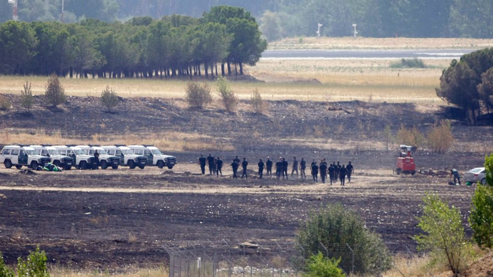 Spansk sivilgarde undersøker ulykkesstedet der Spanairs flight JK 5022 styrtet og eksloderte ved Barajas-flyplassen i Madrid onsdag 20. august. Flyet var av typen MD 82. 154 mennesker mistet lvet.