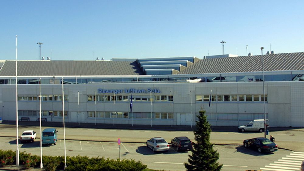 Stavanger lufthavn Sola ble stengt tirsdag morgen.