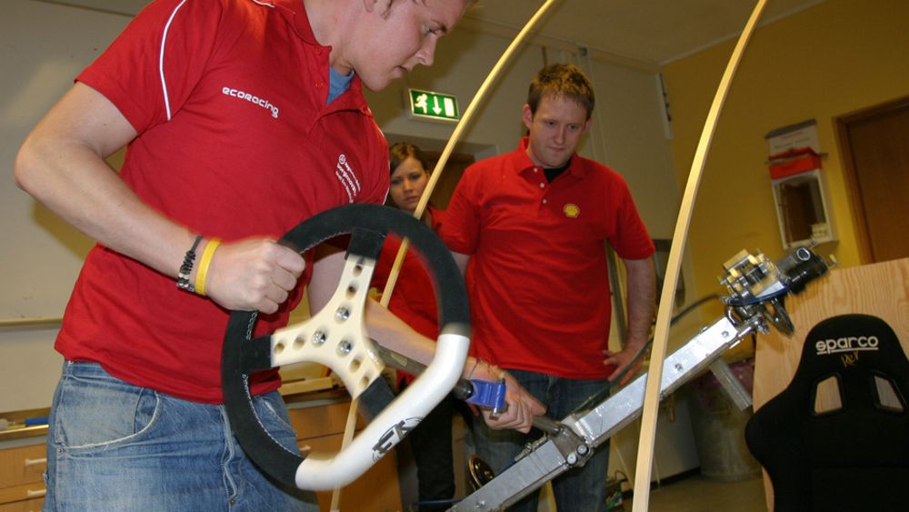 Christoffer Lange (22) (til venstre), Helene Bosvik (27) og David Lundberg Johansen (23) studerer industriell design ved Høgskolen i Østfold, og deltar i Shell-Eco Marathon 2008.