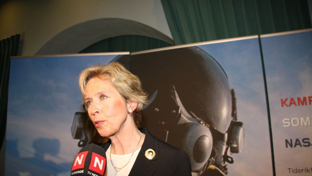 Forsvarsminiser Anne-Grethe Strøm-Erichsen fikk en uvanlig 59-årsgave - en tørrdokk i fjell i Bergen.