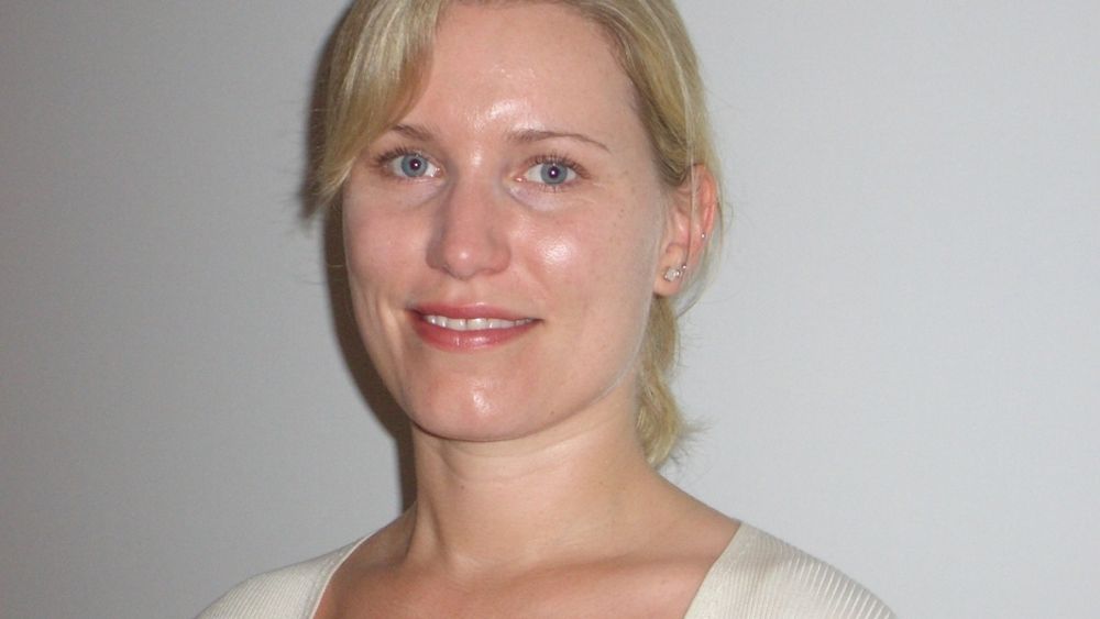 Birgit Farstad Larsen (33), internasjonal direktør i COWI, liker seg i hjelm. Men kan ikke tenke seg en jobb i hvit frakk.