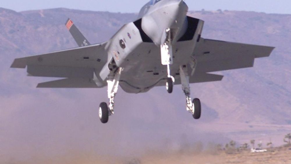 LETTET: Joint Strike Fighter er lettet med 2700 pund (1400 kilo) og er nå på linje mer spesifikasjonene til USAF. Flyet settes i førserieproduksjon rundt år 2007. Bildet viser den første flygende prototypen.