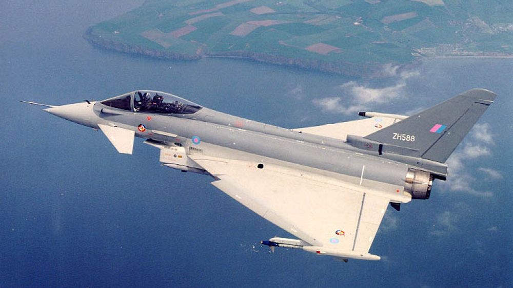 TAR AV: Eurofighter tar av, flyet er i serieproduksjon. Til den neste serien planlegges en videreutvikling som norsk industri er invitert til å delta i. De første tre kontraktene er klare. FOTO: EUROFIGHTER