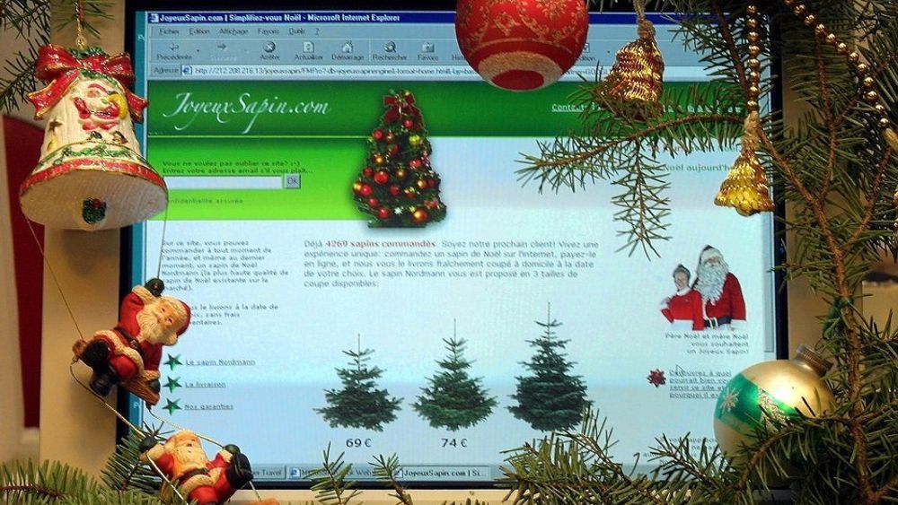PC-skjerm med julepynt.
