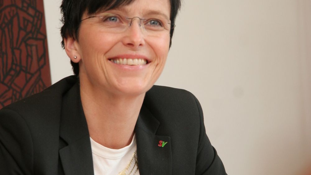 ENDELIG SKJER DET NOE: IT-minister Heidi Grande Røys har endelig fått sving på IT-arbeidet til myndighetene. Men IT-bransjen kommer til å følge nøye med om hun klarer å gjøre staten til verdens beste på offentlig administrasjon ved hjelp av IT.
