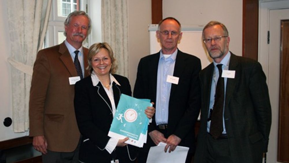 FORNØYD: Kåre Rygg Johnsen (Tekna), Stein Reegård (LO) og Tor Steig (NHO) overrakte rapporten til statssekretær Rikke Lind.