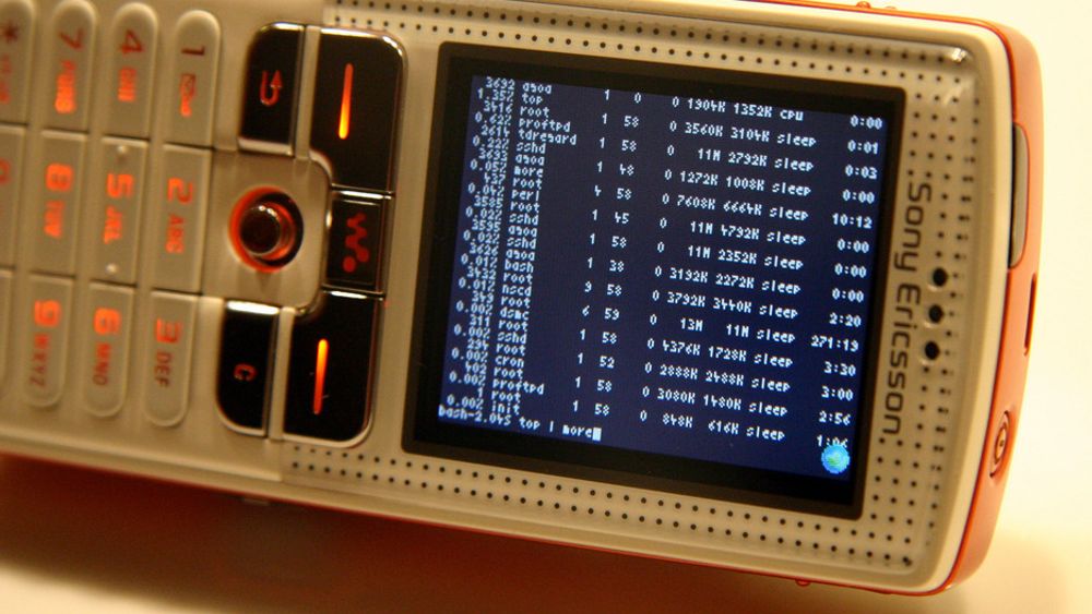 IKKE FOR SVAKSYNTE: Du har full tilgang til serveren fra mobilen med programmet MidpSSH, men mobilskjermen er fortsatt like liten.