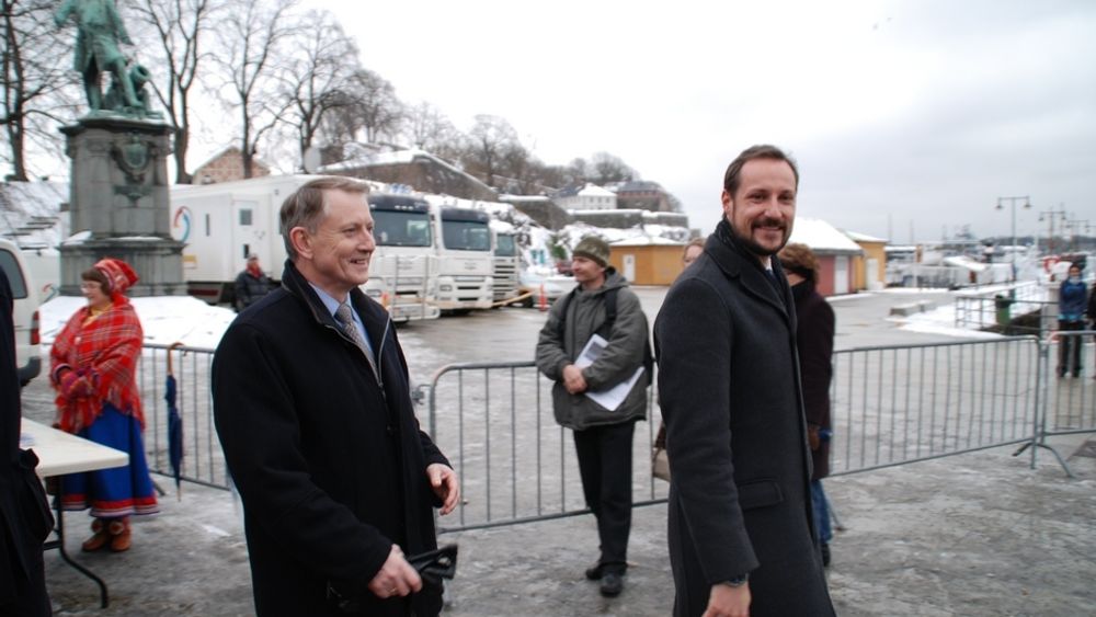 KOS:  Direktør Arvid Hallén i Norges forskningsråd solte seg i glansen av  HKH Kronprins Haakon under åpningne av Polaråret i Oslo 1. mars.