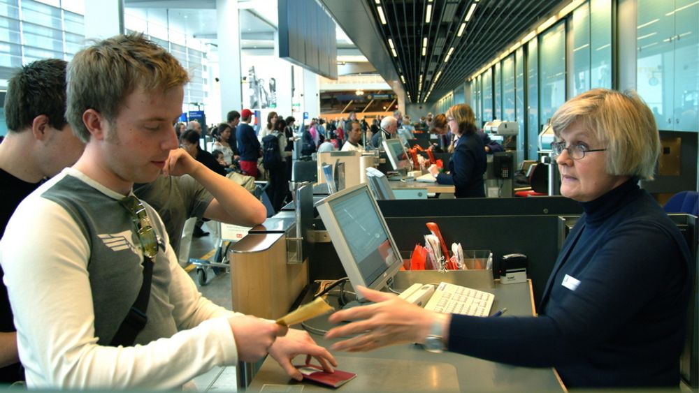 TERRORTILTAK: Som nok et tiltak mot terror, ønsker SAS at fingeravtrykkene til de som sjekker inn bagasje skal sjekkes - og kontrolleres på nytt når passasjerene går ombord i flyet.