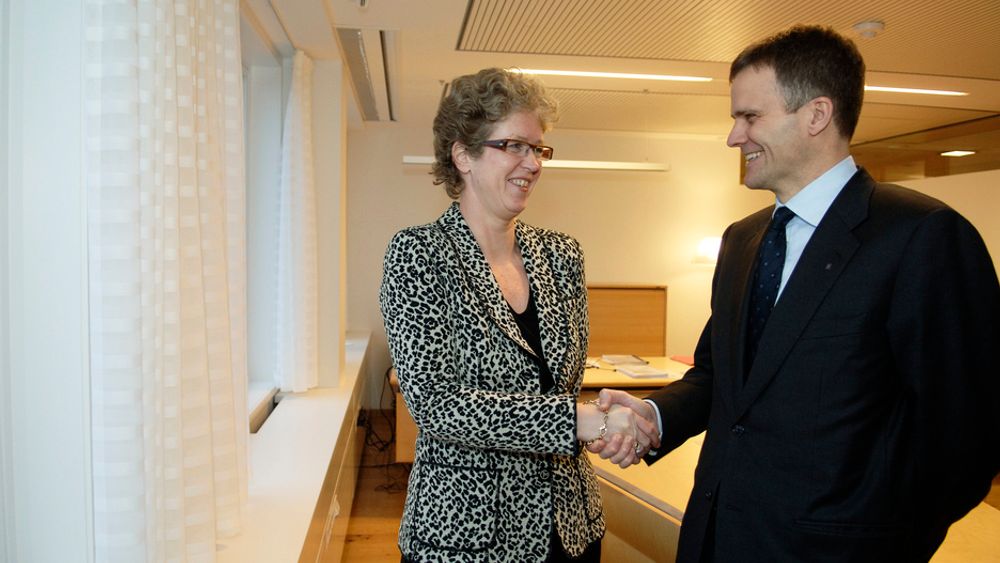 TUNGT ANSVAR: Hilde Merete Aasheim har fått oppgaven med å lede integrasjonsprosessen mellom Hydro og Statoil. Her gratuleres hun av konsernsjef Helge Lund.