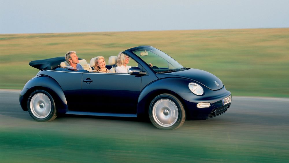 KLEMFARE: VW New Beetle Cabrio kan leveres med en elektrohydraulisk takmekanisme som åpner og stenger på tretten små sekunder. Pass fingrene! FOTO: VW