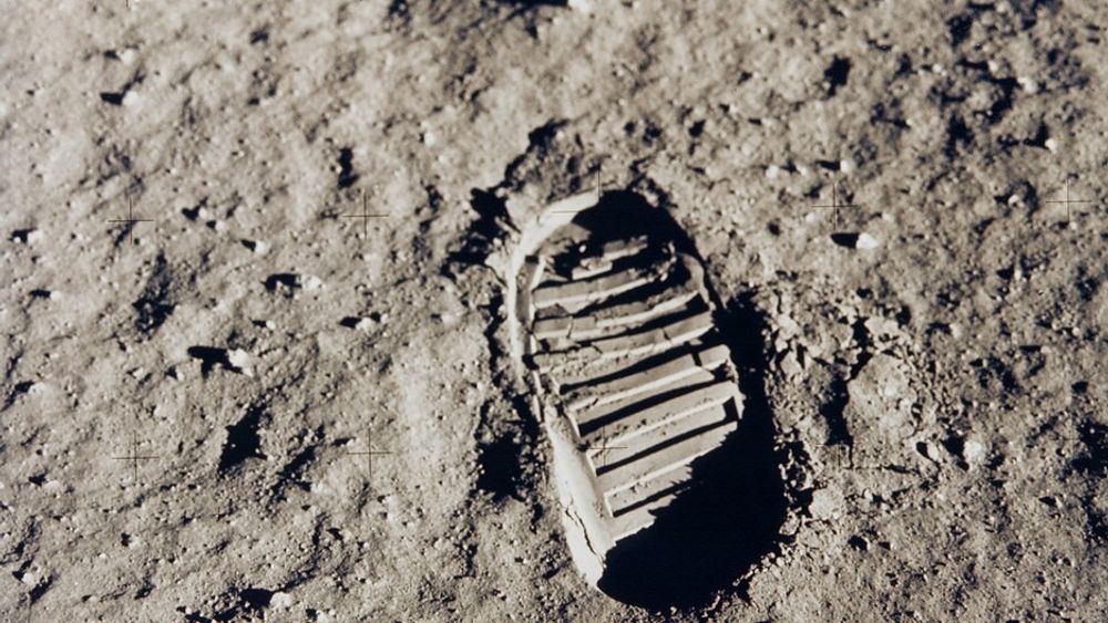 HISTORIE: Her er et av de første skoavtrykkene laget av et menneske på Månen. Fotsporet stammer fra Buzz Aldrins sko, fra den gang da han og Neil Armstrong gikk på månen - 20. juli 1969.