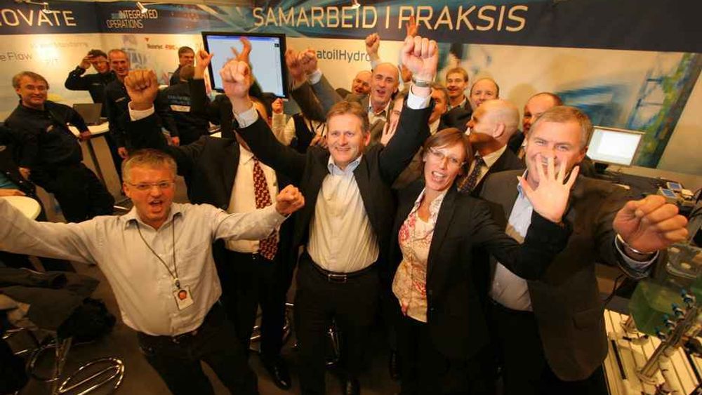 SAMMEN FOR LIVET: Økt energietterspørsel tvinger frem nye måter å forlenge levetiden til olje- og gassfelter. Samarbeid på tvers av selskaper skal gi løsningene, mener den glade gjeng her representert ved Arne Ulrik Bindingsbø fra StatoilHydro, John Brantely fra IBM (delvis skjult), Morten Thorkildsen i IBM, Borghild Lunde i ABB og Arnstein Ansnes fra Aker Kværner.