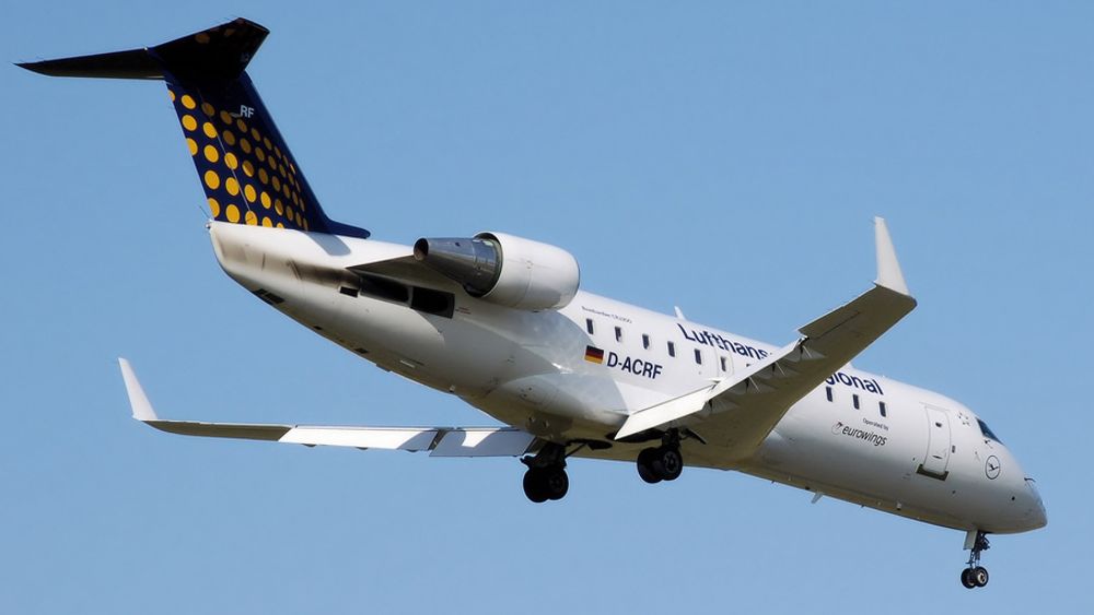 En Bombardier CRJ-200 i Lufthansa-bekledning. Fly av denne typen skal nå erstatte flere av SAS Danmarks Q400-fly som er tatt ut av tjeneste.