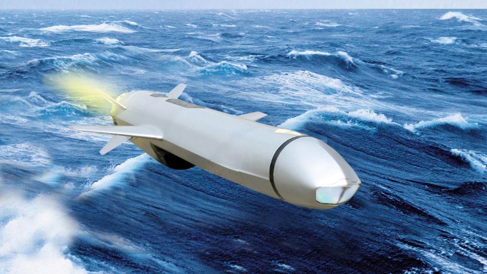 FLYR LAVT: Det nye våpenet flyr like over sjøen. Det har et innebygget instrument som beregner riktig høyde over bølgene slik at det ikke går i sjøen før det når målet.