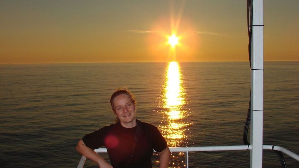 I NORDSJØEN: Elin Mæland stortrives i jobben som sivilingeniør i elkraftteknikk i Vetco. Her er hun på oppdrag i Nordsjøen i fjor sommer.