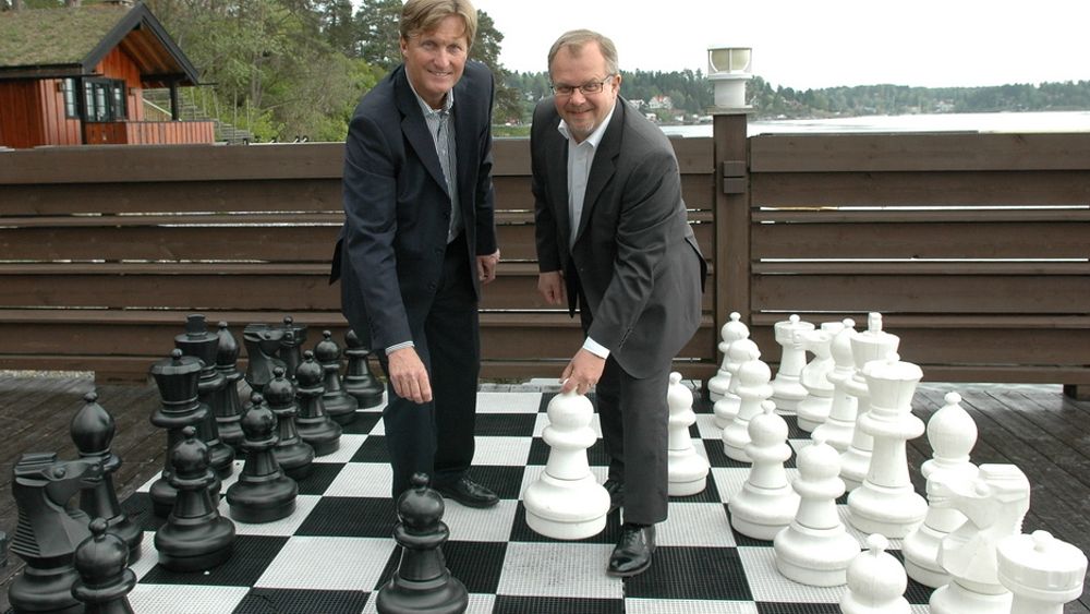 MATT: Helge Kjeilen og Mikael Fant forventer at det nye DAK-systemet NX5 vil sette de andre leverandørene i sjakk matt-posisjon.