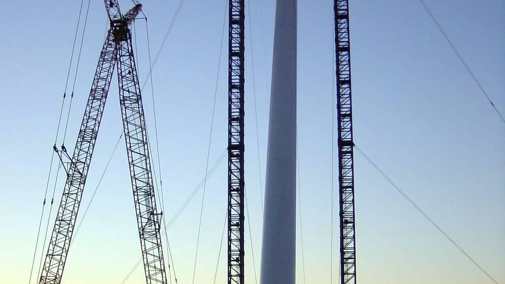 HØYT:ScanWinds første vindkraftverk -under montering - på Hunhammerfjellet i Nærøy kommune på Namdalskysten i Nord-Trøndelag. FOTO: SCANWIND