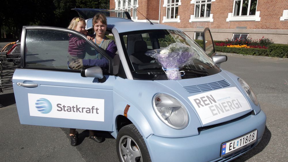 Heidi Goa og datteren Sara (3) er de heldige vinnerne av Statkrafts ren energi konkurranse 2007. Premien er en flunkende ny norsk elbil av merket Think. Bilen har en rekkevidde på 18 mil og er utstyrt med både baksete og barnesete.