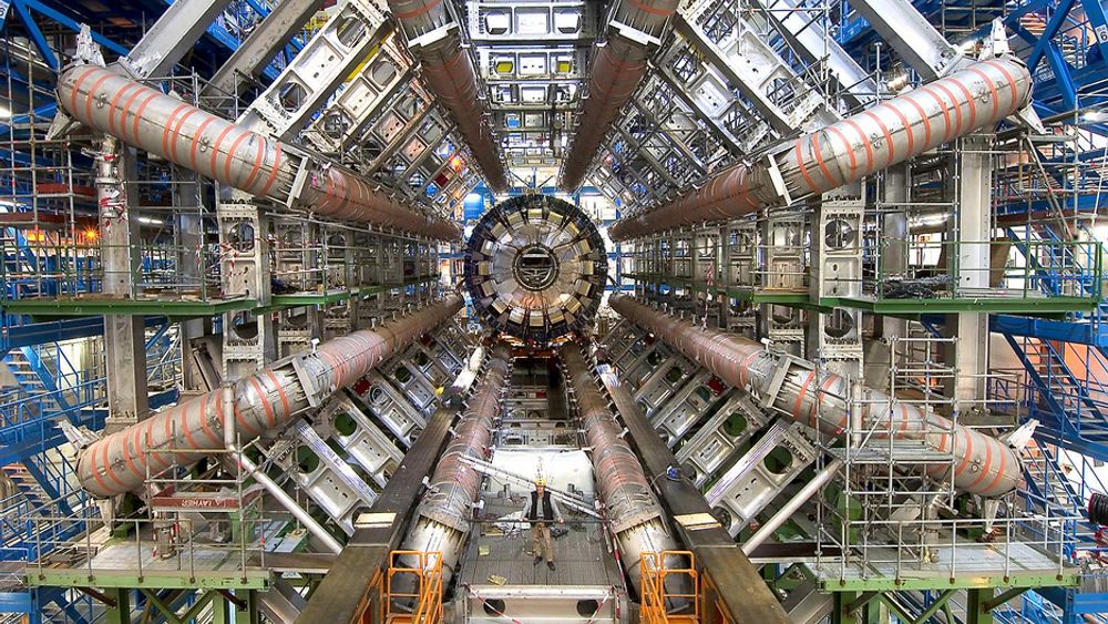 SUPERDATASTRØM:Når den nye akseleratoren i Cern starter opp neste år vil det produseres enorme datamenger. Noen av disse skal lagres og bearbeides på Universitetene i Oslo og Bergen.