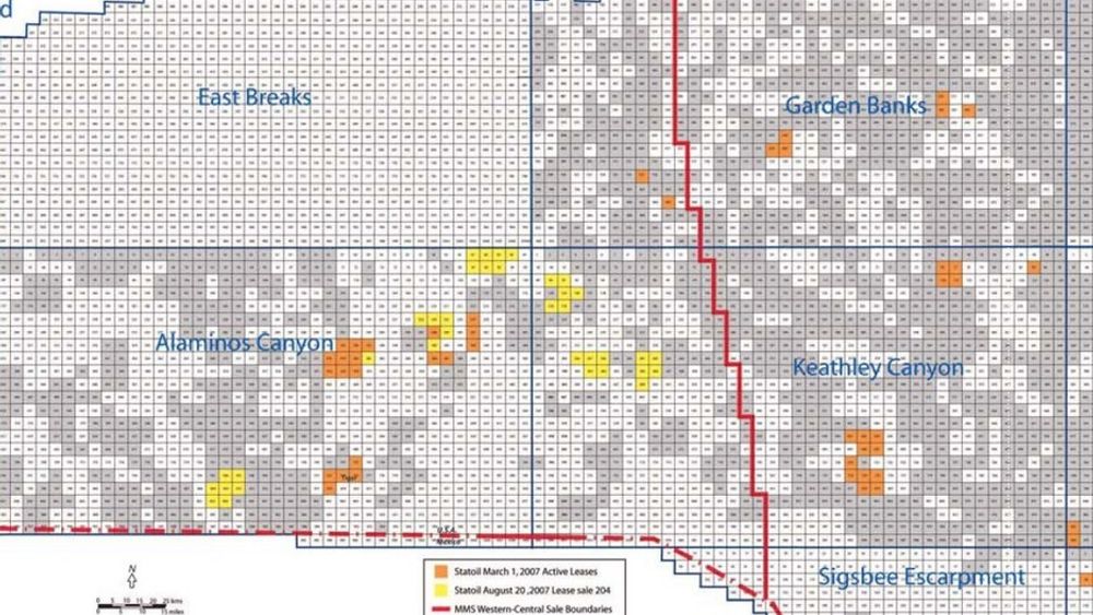 UTVIDER: Statoils 36 nye lisenser i Mexicogolfen er markert med gult. De oransje blokkene opereres allerede av Statoil. Den røde, vertikale linjen markerer skillet mellom amerikansk (t.v.) og meksikansk maritimt område.