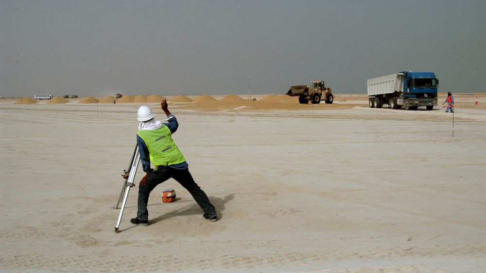 I GANG: Forberedende arbeider er allerede igang på anleggstomten til Qatalum i Qatar. Anleggets planløsning tar høyde for en fremtidig utbygging som vil gi en produksjonskapasitet på inntil
1,2 millioner tonn i året. Prosjektet omfatter også en egen havn, samt boliger for inntil 1.100 ansatte.