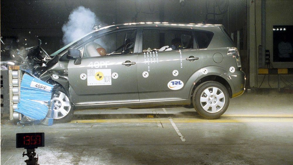 KNEKKSTIV: Nye Toyota Corolla Verso er verdens sikreste i sin klasse. Det skyldes et profiltverrsnitt der materialet ligger lenger ute fra nøytralaksen, og platepartier som konstrueres etter Eulers urgamle prinsipper for å tåle knekking. FOTO: NCAP/TOYOTA