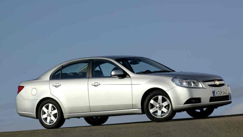 CHEVY: En Chevrolet fra Østen, Epica heter den og Daewoo lager den. Den er 4,8 meter lang og 1,8 meter bred, altså ingen smågutt. I grunnen likner den vel på femten-tjue andre modeller i denne størrelsen.