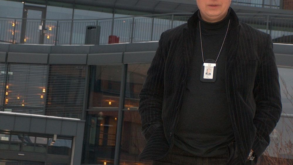 Rune Fløisbonn leder politiets fremste team av eksperter på computer forensics. Men politiets ressurser er små, og de står reelt sett maktesløse overfor en kriminell "nisje" som passerte narkotikahandelen i USA i fjor.