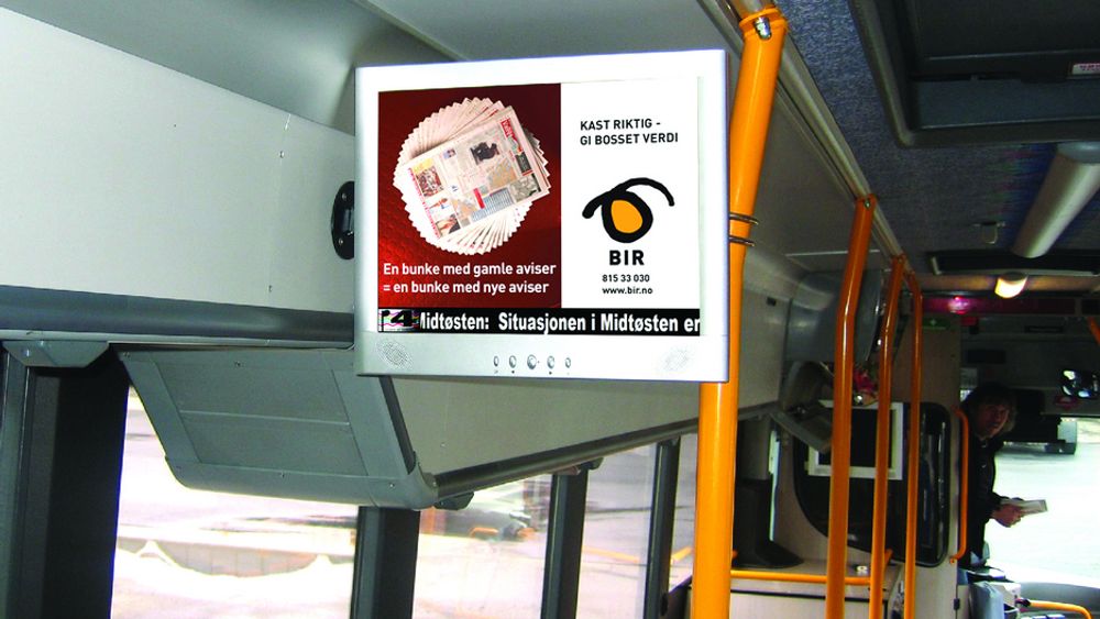 RETT PÅ SKJERMEN:
Mange norsk busspassasjerer får ferske nyheter i bussen med reklame på kjøpet. Foto SBS