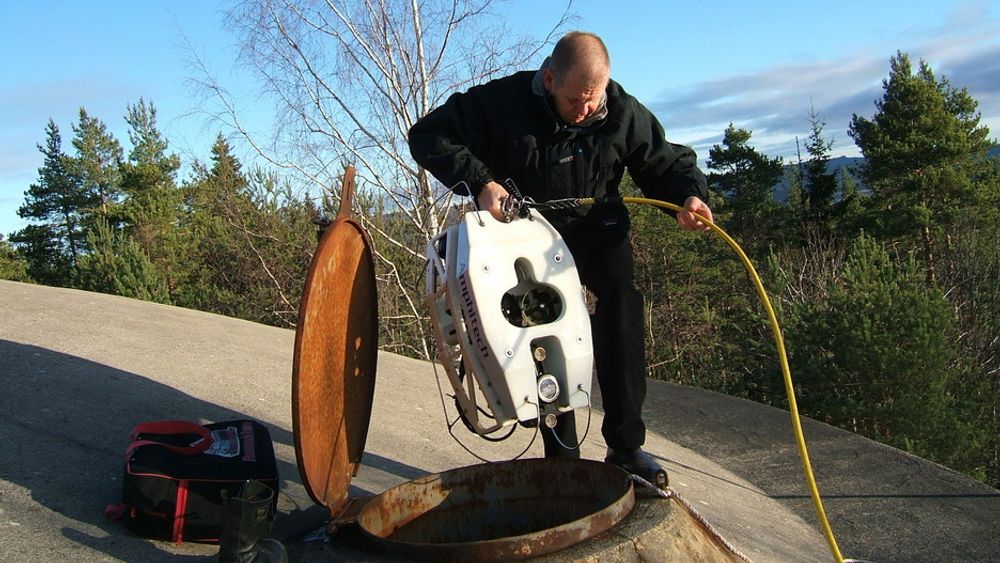 ENKEL KONTROLL: Arne Cederblad fra svenske Amphi-Tech senker roboten ned i et av vannbassengene til Kongsvinger kommune. Roboten er utstyrt med fire motorer som styrer den etter signaler fra operatøren.