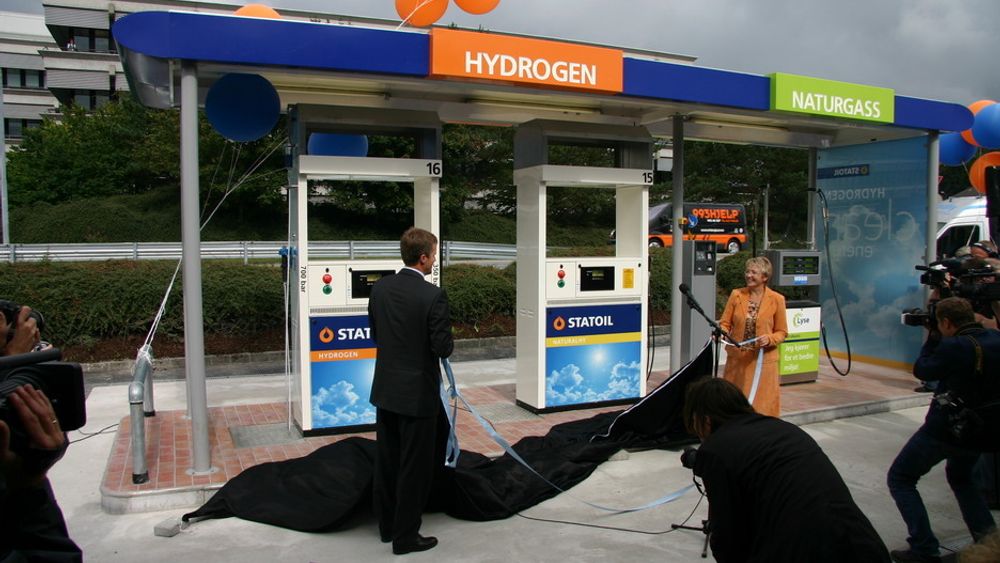 HØYDEPUNKTET: Statoils konsernsjef Helge Lund (t.v.) og samferdselsminister Liv Signe Navarsete står for avdukingen, og hydrogenpumpen åpenbarer seg.