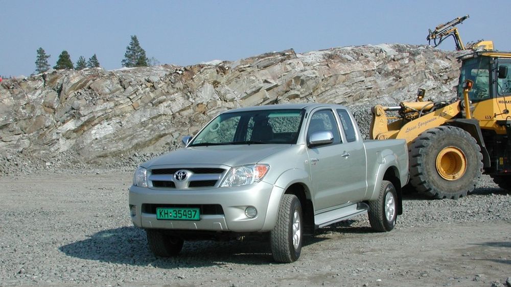 PÅ JOBB: Nye Hilux 4WD trives godt i anleggsselskap, så godt at det er en fryd å kjøre den i fotsporene til atskillig tyngre redskap. Du får den i tre ulike cab-utførelser (2 seter, 2+2 og full 5-seter), med 2WD eller 4WD.