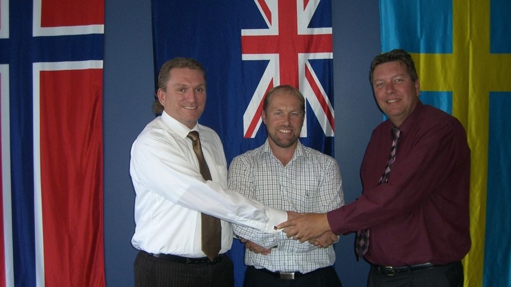 AVTALE: Styreformann i Captura, Erik Pinnås (t.v.) har vært i New Zealand for å møte den nye partneren Datacol, her representert ved gründer Grant Thornton (midten), og Lars Erik Stjärnhage som er administrerende direktør for Datacol Mobile Solutions.