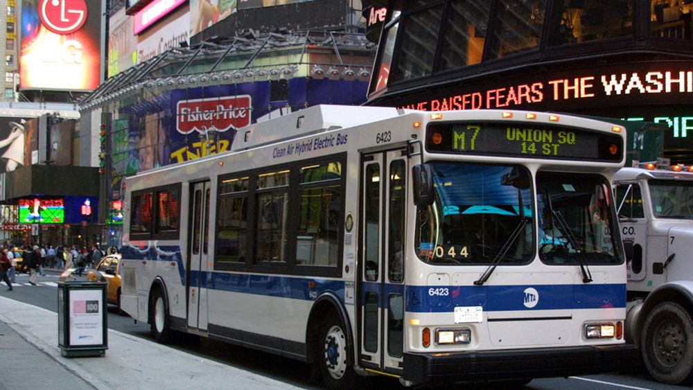 REN OG TAUS: Bybusser type Orion 7 med dieselelektrisk hybriddrift blir etter hvert et vanlig syn i Londons bybilde. Nesten halvert forbruk og utslipp er hovedfordelen, ved siden av at de nye bussene nærmest er lydløse.