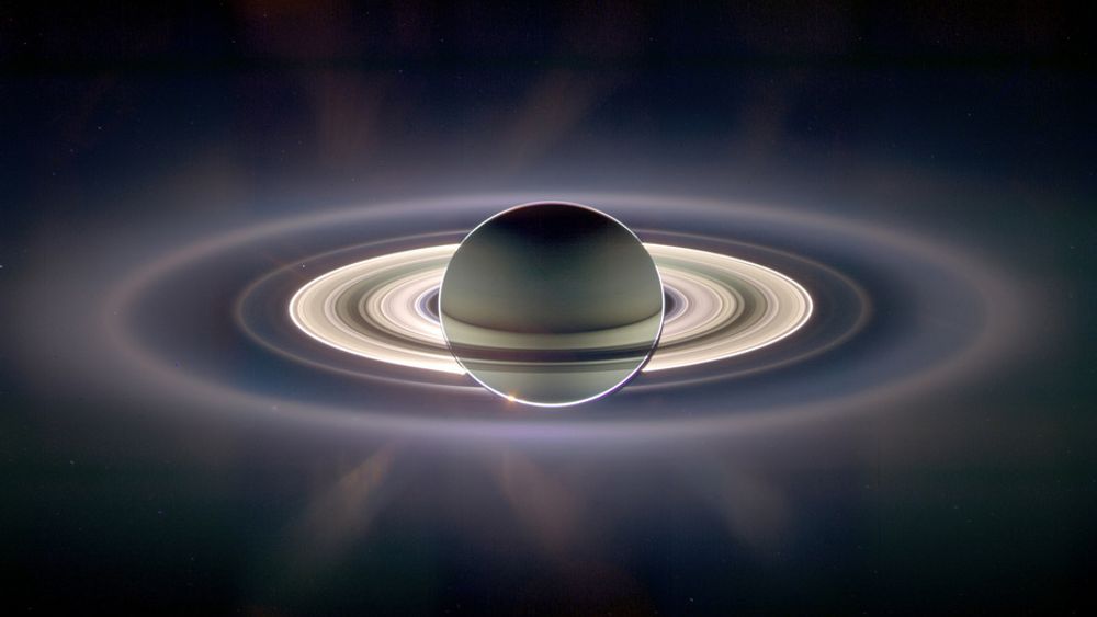 STORT SYN: Enorme Saturn skjulte Cassini fra solens blendende lys, og gjorde det mulig for romsonden å se planetens ringer bedre enn noen gang tidligere.