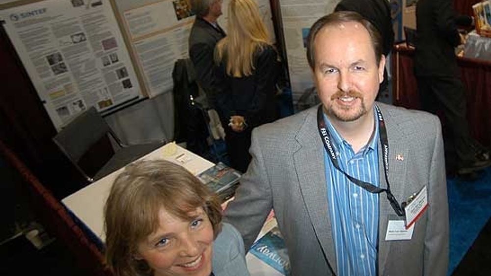 Seniorrådgiver Aase Hundere (t.v.) i Forskningsrådets NANOMAT-program, og teknologiutsending Stein Ivar Hansen i Innovasjon Norge etablerte en stand på NSTI Nanotech 2006 i Boston som en møteplass mellom norsk og internasjonal nanoteknologisk ekspertise.