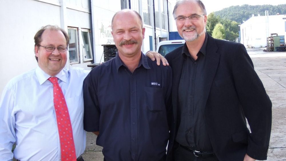 LYKKELIG OPPKJØP: Kari Harsunen (t.v) i Sweco har overtatt styreledelsen av Mec As i Mandal. Philip M.H. Pedersen i midten fortsetter som daglig leder, mens Leif Larsen går fra det gamle til det nye styret.FOTO: FEDRELANDSVENNEN