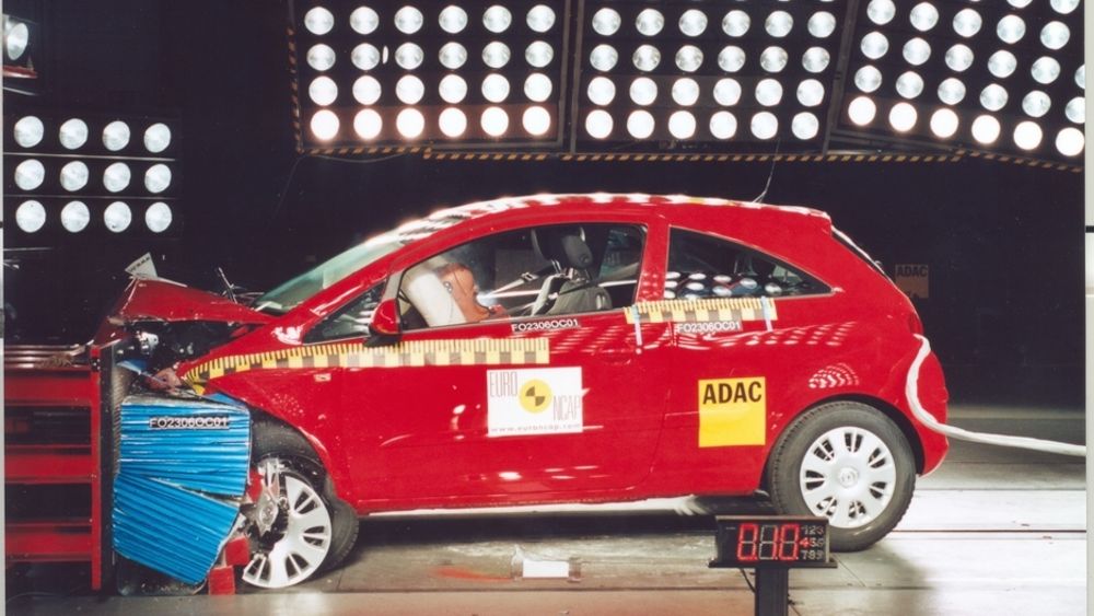 SIKKER: Lille Opel Corsa fikk full pott under testingen hos EuroNCAP utenfor Brussel. Bilen fikk også høy karakter når det gjelder barnesikring, og gir på grunn av frontformen svært små skader på fotgjengere ved sammenstøt.